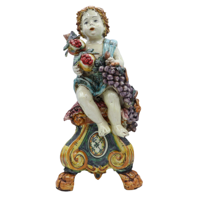 Putto mit Trauben und Granatapfel auf barockem Sockel, antike matte Emaille – Caltagirone – Höhe ca. 33 cm. SCR-Mod - 