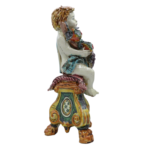 Putto con uvas y granada sobre base barroca, esmalte antiguo opaco - Caltagirone - Altura aproximada 33 cm modo SCR -  2