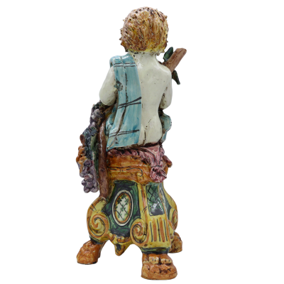 Putto mit Trauben und Granatapfel auf barockem Sockel, antike matte Emaille – Caltagirone – Höhe ca. 33 cm. SCR-Mod - 
