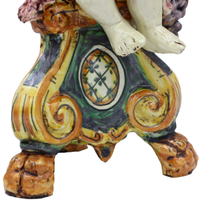 Putto con uvas y granada sobre base barroca, esmalte antiguo opaco - Caltagirone - Altura aproximada 33 cm modo SCR - 