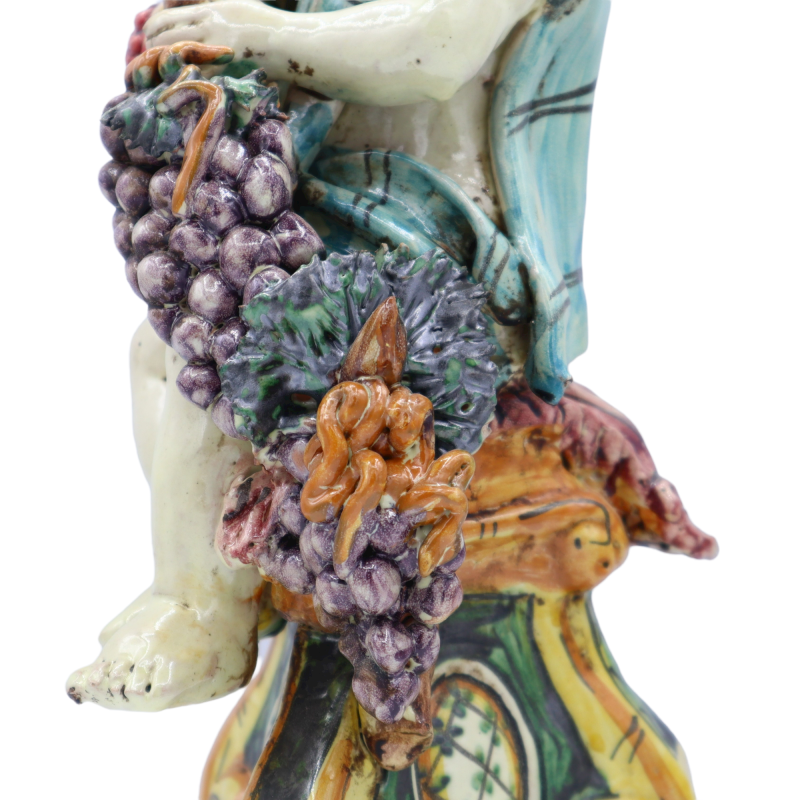 Putto mit Trauben und Granatapfel auf barockem Sockel, antike matte Emaille – Caltagirone – Höhe ca. 33 cm. SCR-Mod - 