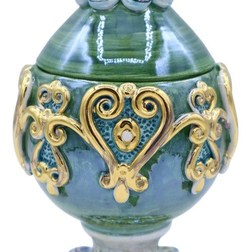 Caltagirone keramiek ei in Fabergé-stijl, ca. 23 cm hoog, met reliëfs van 24-karaats gouden emaille en een groene achter 2