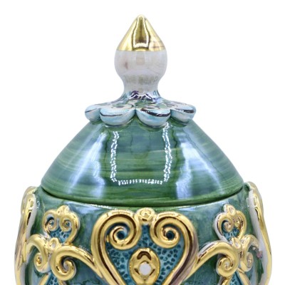 Keramikei aus Caltagirone im Fabergé-Stil, ca. 23 cm hoch, mit Reliefs aus 24 Karat Goldemail und grünem Hintergrund. - 
