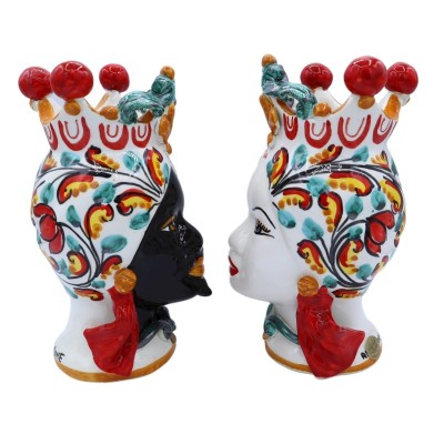 Paire de têtes de maures de Caltagirone avec couronne décorées de charrette sicilienne et de citrons, environ h 20 cm. -