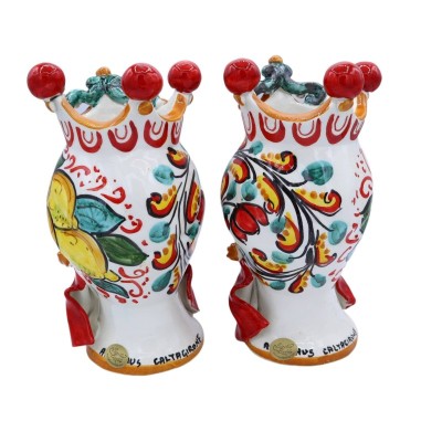 Paire de têtes de maures de Caltagirone avec couronne décorées de charrette sicilienne et de citrons, environ h 20 cm. -