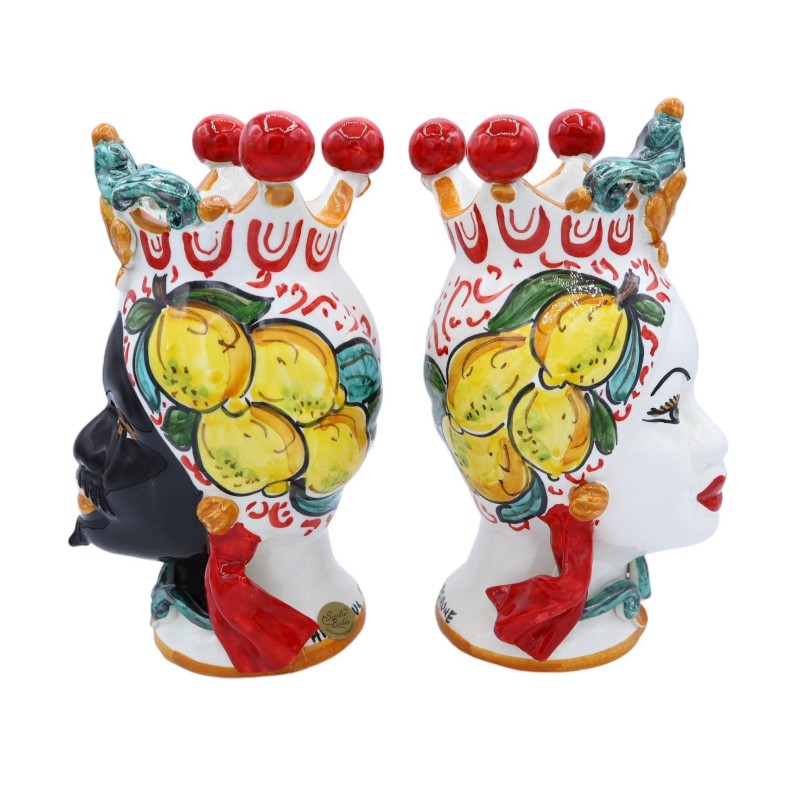 Paire de têtes de maures de Caltagirone avec couronne décorées de charrette sicilienne et de citrons, environ h 20 cm. -