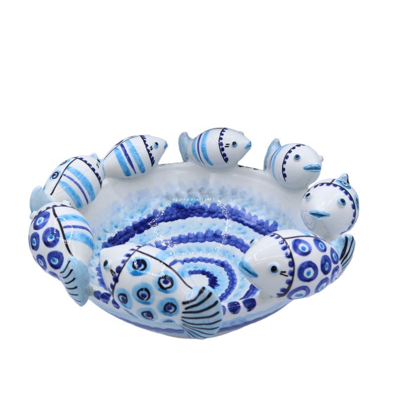 Centro de mesa em cerâmica Caltagirone com decoração de Peixes sobre fundo azul e branco, mede cerca de 34 cm de diâmetr