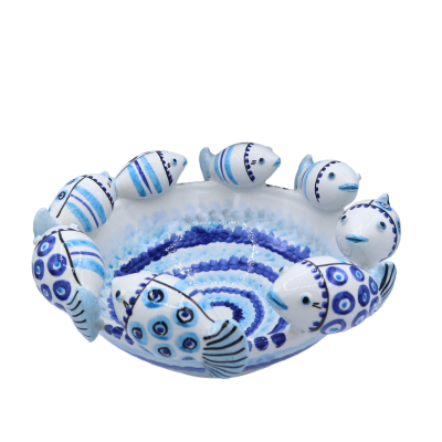 Centro de mesa em cerâmica Caltagirone com decoração de Peixes sobre fundo azul e branco, mede cerca de 34 cm de diâmetr