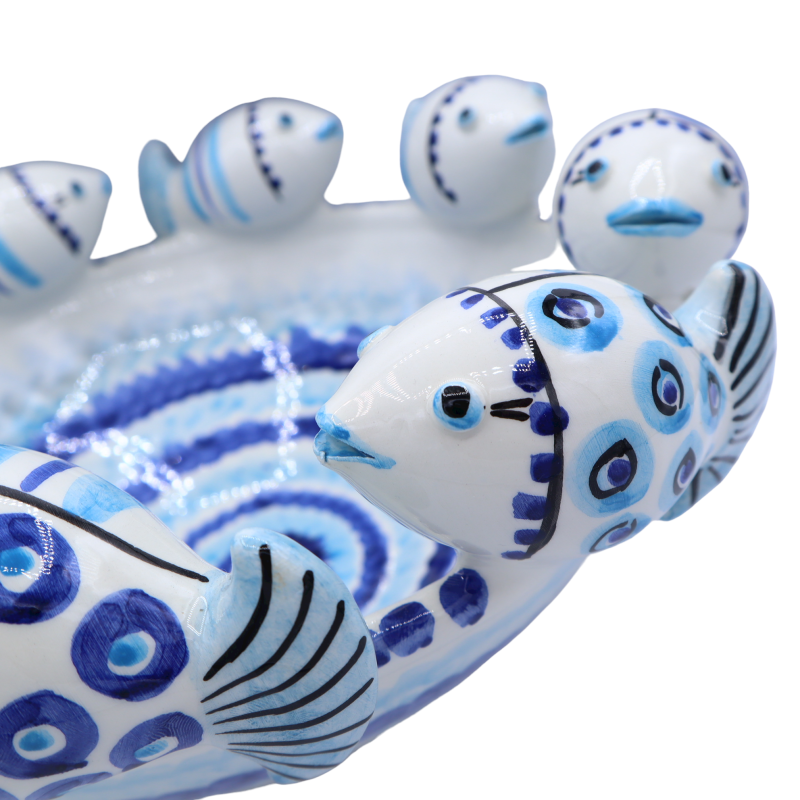 Centre de table en céramique Caltagirone à décor de Poissons sur fond bleu et blanc, mesure environ 34 cm. Mod AK - 