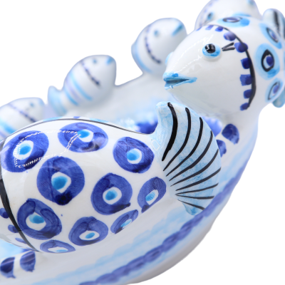 Centro de mesa em cerâmica Caltagirone com decoração de Peixes sobre fundo azul e branco, mede cerca de 34 cm de diâmetr