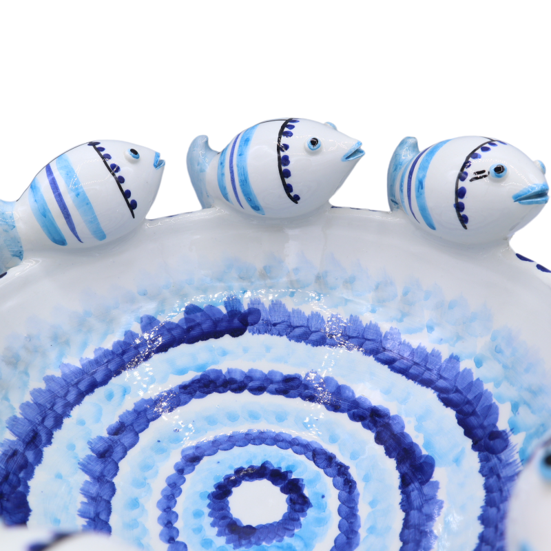 Centro de mesa em cerâmica Caltagirone com decoração de Peixes sobre fundo azul e branco, mede cerca de 34 cm de diâmetr