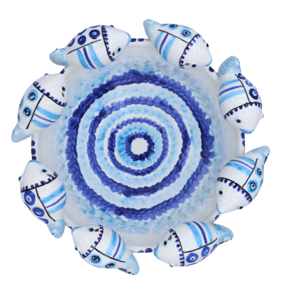 Centro de mesa em cerâmica Caltagirone com decoração de Peixes sobre fundo azul e branco, mede cerca de 34 cm de diâmetr