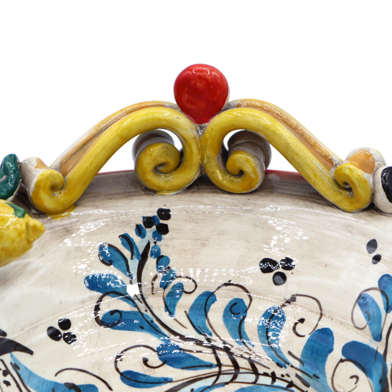 Centrotavola ceramica Caltagirone, con applicazioni colorate e decoro '600 blu, Ø 26 cm ca. - 