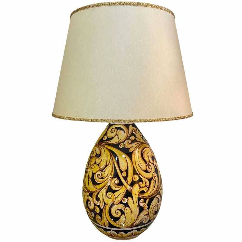 Lampe en céramique de Caltagirone fond noir et baroque jaune - abat-jour en parchemin fin, hauteur 70 cm - 