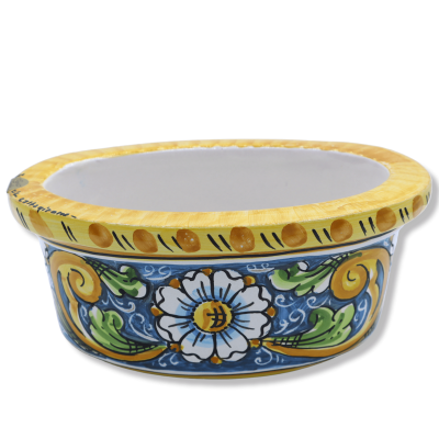 Vase boîte ovale en céramique de Caltagirone, L 23 x 15 cm environ. Décor baroque et fleurs sur fond bleu. - 