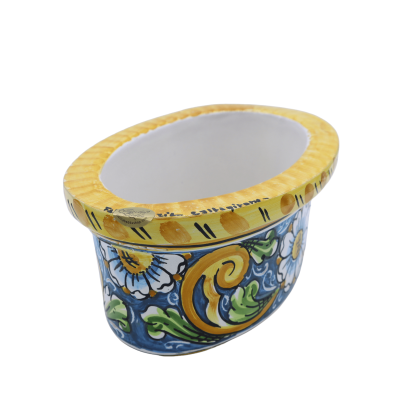 Jarrón ovalado de cerámica de Caltagirone, 23 x 15 cm aprox. Decoración barroca y flores sobre fondo azul. - 