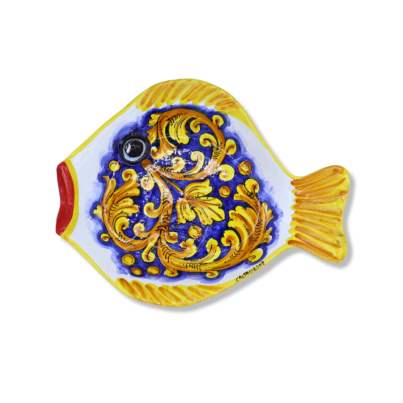 Bandeja para servir en cerámica de Caltagirone en forma de pez, L 40 x 30 cm aprox. Decoración barroca sobre fondo azul.