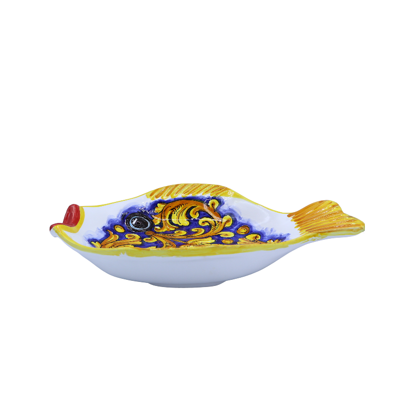 Bandeja para servir en cerámica de Caltagirone en forma de pez, L 40 x 30 cm aprox. Decoración barroca sobre fondo azul.