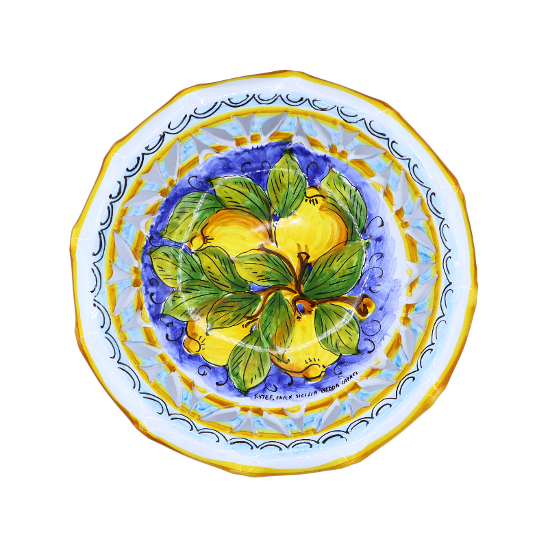 Centro de mesa em cerâmica siciliana, recortado e perfurado, decoração limão sobre fundo azul, mede cerca de 40 cm de di