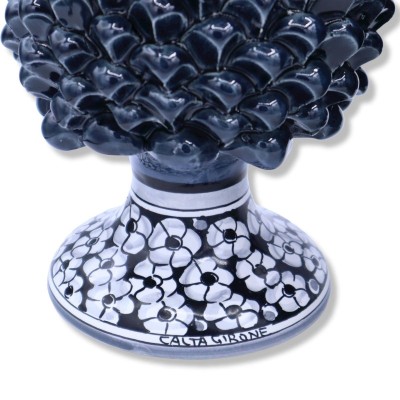 Pomme de pin sicilienne en céramique de Caltagirone, environ 20/22 cm de hauteur. Gris nacré, décor de tiges aléatoires 
