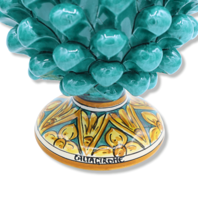 Sizilianischer Tannenzapfen aus Caltagirone, H ca. 20 / 22 cm. (1 Stück) Immersions-Grünspanfarbe mit zufälligem Dekorat