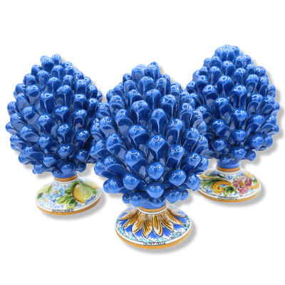 Siciliaanse dennenappel in Caltagirone keramiek, antiekblauw met versierde steel, willekeurige steelversiering - (1 stuk