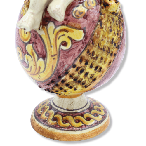 Putto sobre esfera de cerâmica Caltagirone, decoração barroca sobre fundo vermelho, esmalte antigo opaco - Altura cerca  2