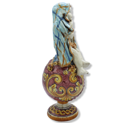 Putto sur sphère en céramique de Caltagirone, décor baroque sur fond rouge, glaçure antique mate - Hauteur environ 30 cm