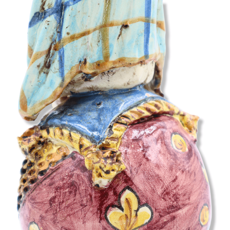 Putto na ceramicznej kulce Caltagirone, dekoracja barokowa na czerwonym tle, szkliwo antyque matte – Height około 30 cm 