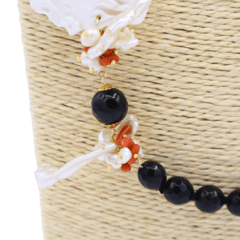 Collier avec pierres d'onyx, camée avec nacre et corail, longueur environ 75 cm - 