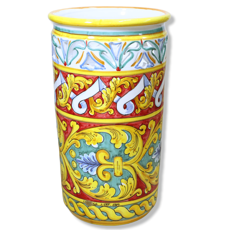 Paragüero cilíndrico de cerámica fina perforada, altura aprox. 50 cm. Decoración barroca sobre fondo rojo. - 