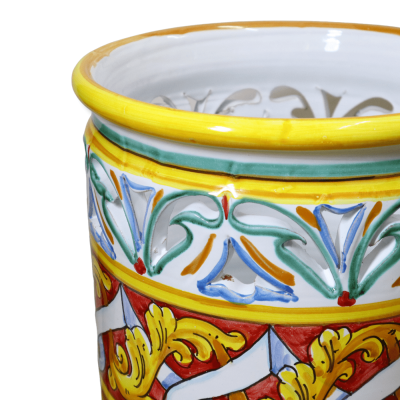 Suporte cilíndrico para guarda-chuvas em cerâmica fina perfurada, aprox. 50 cm. Decoração barroca sobre fundo vermelho -