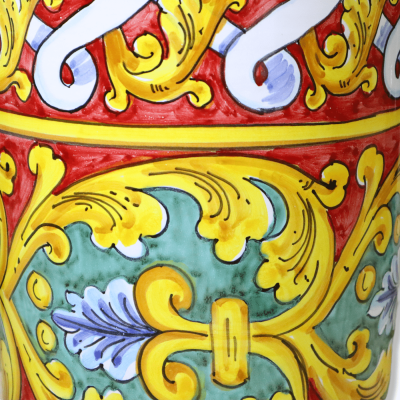 Suporte cilíndrico para guarda-chuvas em cerâmica fina perfurada, aprox. 50 cm. Decoração barroca sobre fundo vermelho -