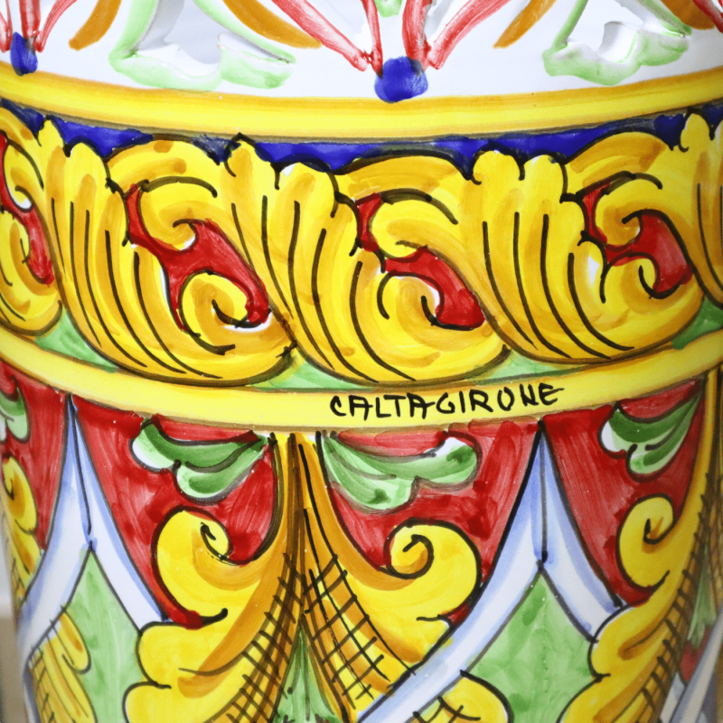 Paragüero cilíndrico de cerámica Caltagirone perforada, decoración barroca  con fondo rojo y azul, altura 50 cm aprox. Modelo GR