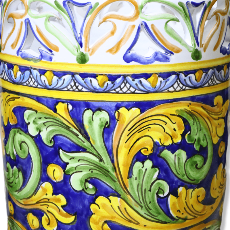 Paragüero cilíndrico de cerámica Caltagirone perforada, decoración barroca  con fondo rojo y azul, altura 50 cm aprox. Modelo GR