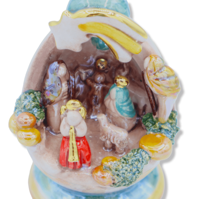 Caltagirone ceramic nativity scene in egg, decorations in 24k pure gold and mother-of-pearl enamel, approx. h11 cm. Form