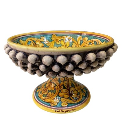 Pigna-Tortenständer aus Caltagirone-Keramik, Barockdekor auf antikweißem Hintergrund, Durchmesser 27 cm, H ca. 17 cm. TD