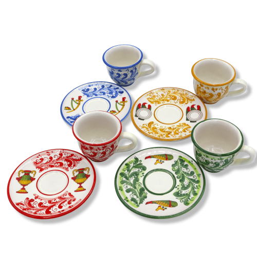 Caltagirone keramiska kaffekoppar, ca h 5 cm. med brädor och 1600-talsdekor -  2