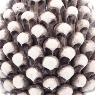 Pinha siciliana em cerâmica Caltagirone na cor Branco Antigo, caule com decoração barroca, h25/26 cm aprox. Mod. TD - 