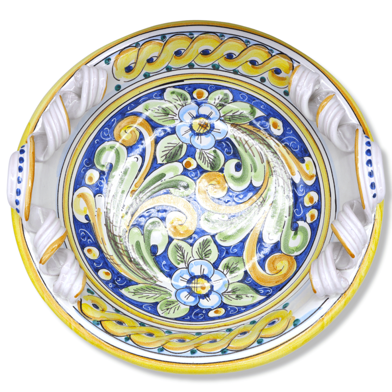 Centro de mesa em cerâmica Caltagirone, pegas em maçarico com decoração barroca e flores, largura aproximada de 40 cm. M