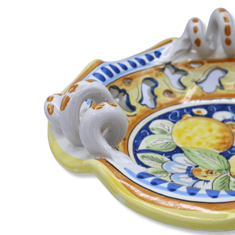 Centro de mesa em cerâmica Caltagirone, recortado e perfurado com alça serpentina, decoração de limões e flores, Ø 30 cm Centro de mesa em cerâmica Caltagirone, recortado e perfurado com alça serpentina, decoração de limões e flores, Ø 30 cm