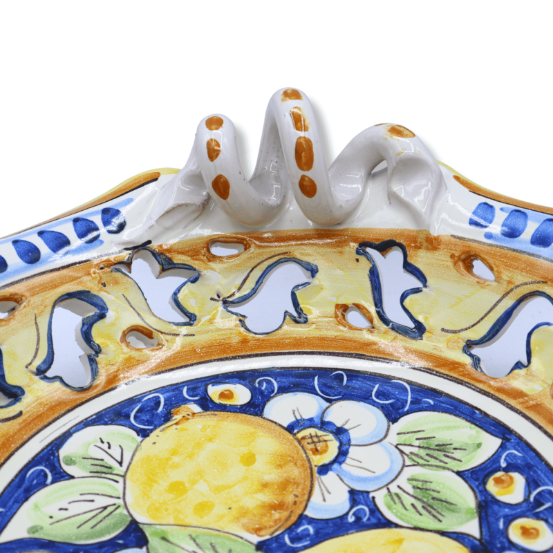 Centro de mesa em cerâmica Caltagirone, recortado e perfurado com alça serpentina, decoração de limões e flores, Ø 30 cm Centro de mesa em cerâmica Caltagirone, recortado e perfurado com alça serpentina, decoração de limões e flores, Ø 30 cm