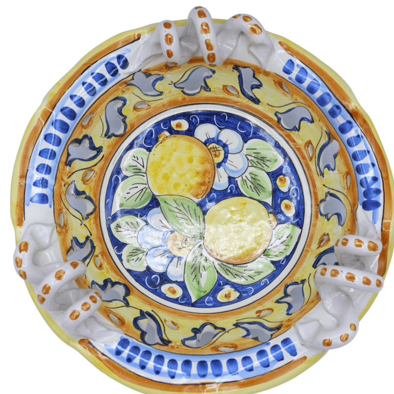 Centro de mesa em cerâmica Caltagirone, recortado e perfurado com alça serpentina, decoração de limões e flores, Ø 30 cm Centro de mesa em cerâmica Caltagirone, recortado e perfurado com alça serpentina, decoração de limões e flores, Ø 30 cm