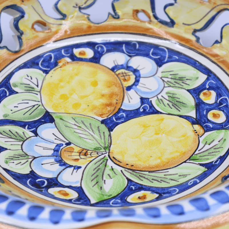 Centro de mesa em cerâmica Caltagirone, recortado e perfurado com alça serpentina, decoração de limões e flores, Ø 30 cm Centro de mesa em cerâmica Caltagirone, recortado e perfurado com alça serpentina, decoração de limões e flores, Ø 30 cm