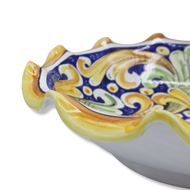Centro de mesa de cerámica Caltagirone, festoneado y decorado con motivo barroco sobre fondo azul, Ø 35 cm aprox. Modelo