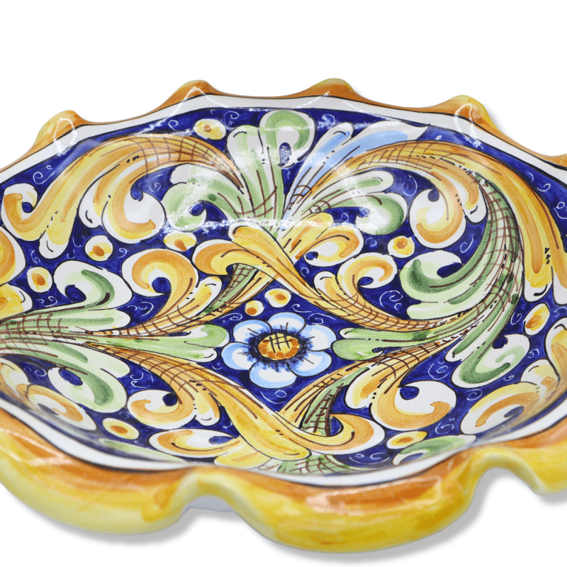 Centre de table en céramique Caltagirone, festonné et décoré d'un motif baroque sur fond bleu, Ø environ 35 cm. Mod BR -