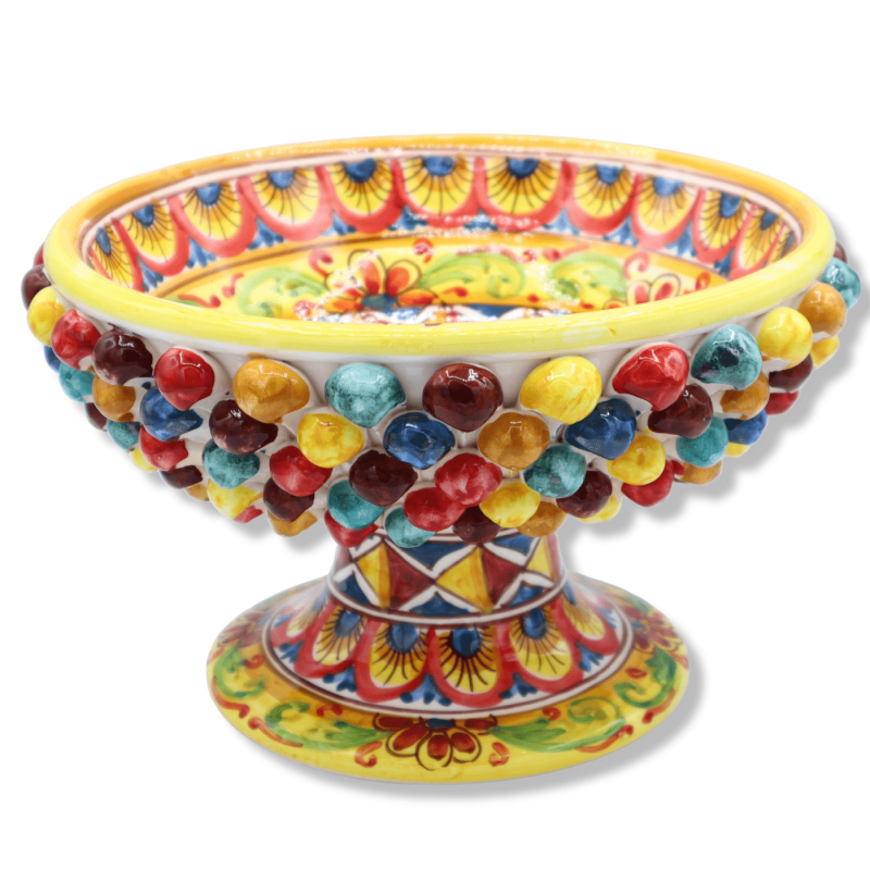 Alzata Pigna in ceramica di Caltagirone multicolore, decoro carretto siciliano e piume di pavone, Ø 27 cm, h 17 cm ca. M