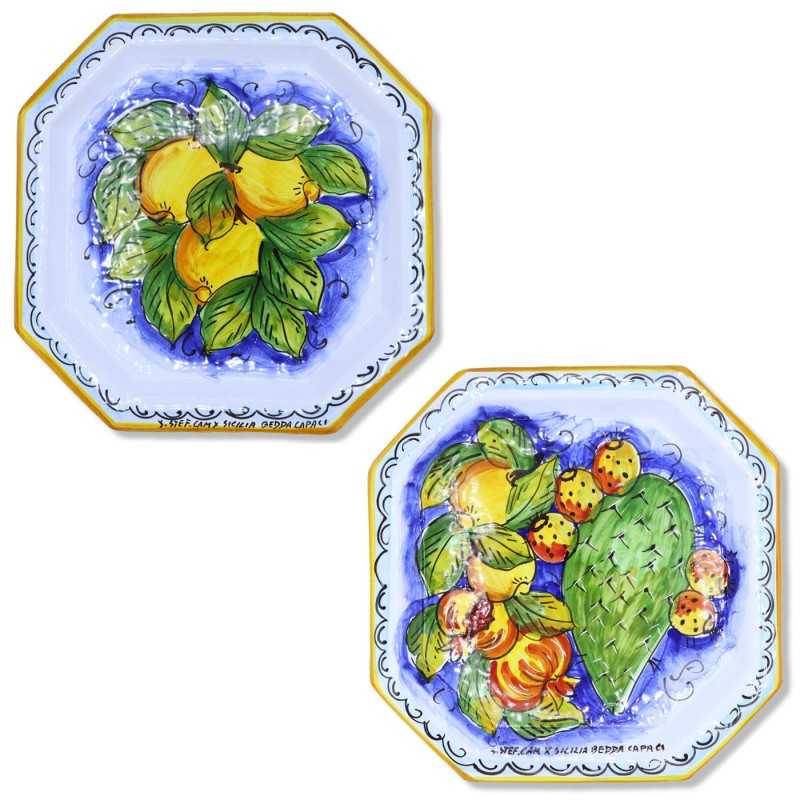 Assiette octogonale en céramique sicilienne, disponible en deux décors, h 32 x 32 cm environ. Mod GR - 
