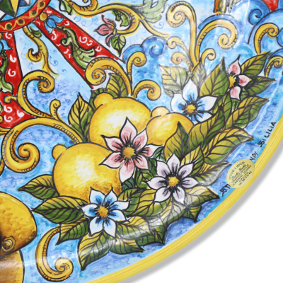 Grande Piatto Ornamentale in pregiata ceramica con decoro Paladino in stile barocco e ruota di carretto Siciliano, Ø 45c