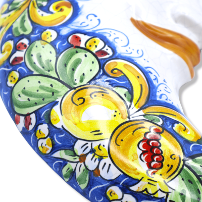 Mond aus Caltagirone-Keramik, Craquelé-Emaille und Barockdekor auf blauem Grund und gemischten Früchten – ca. H 45 cm. F